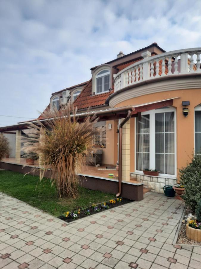 Ambrozia Guesthouse Надьканіжа Екстер'єр фото