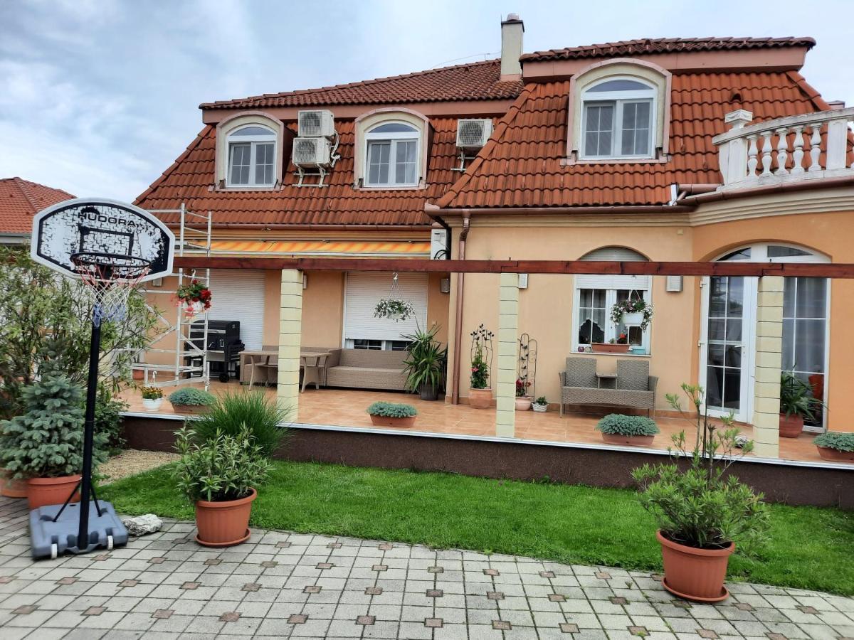 Ambrozia Guesthouse Надьканіжа Екстер'єр фото