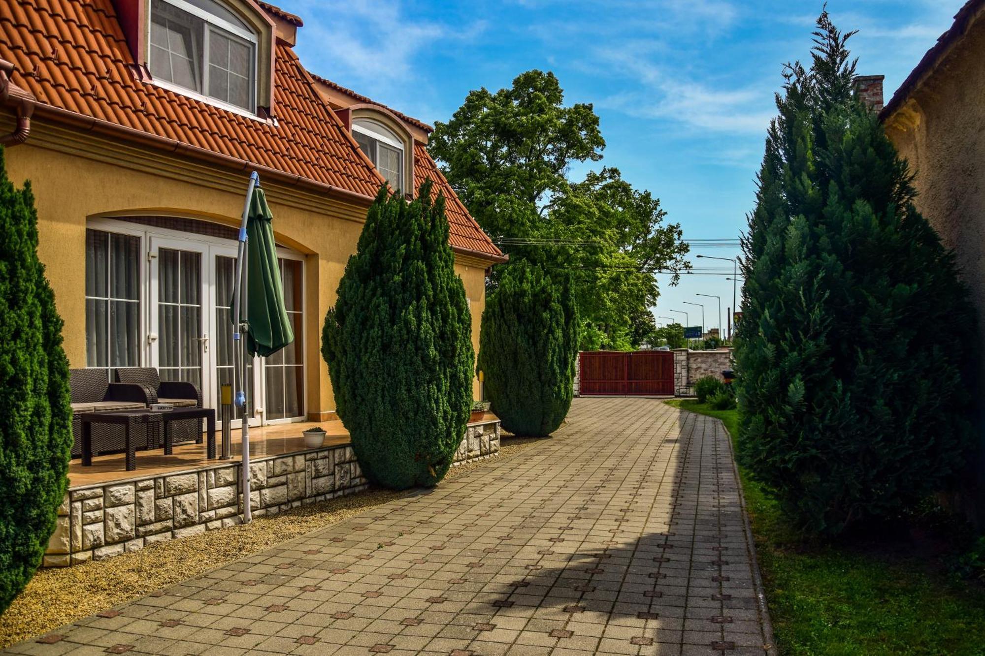 Ambrozia Guesthouse Надьканіжа Екстер'єр фото